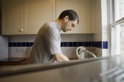 stay awake by doing the dishes? yes, actually doing this exercise keeps you awake